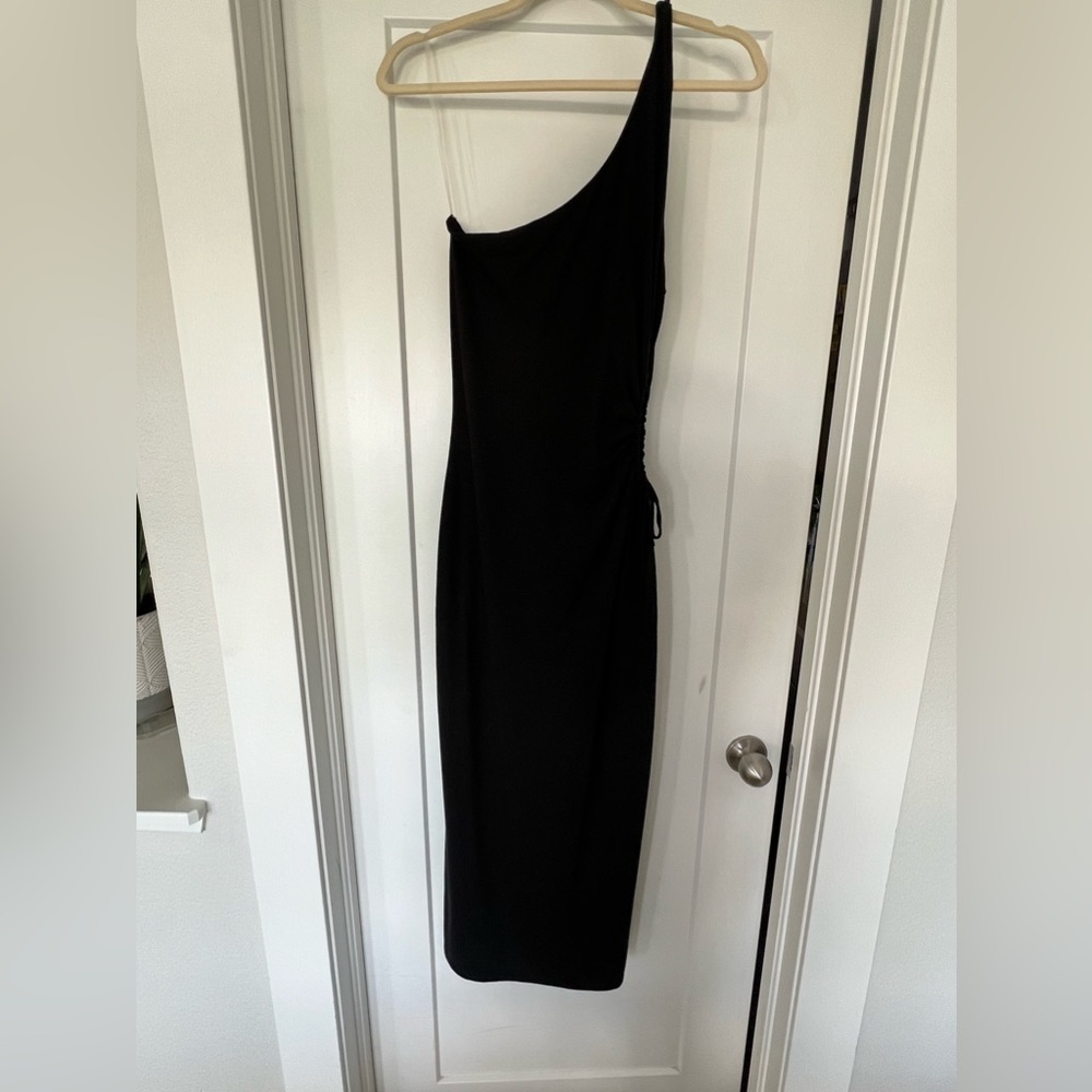 One shoulder, black cut out dress 🖤